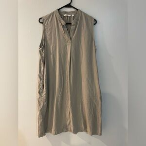 Uniqlo Sleeveless linen blend lightweight dress v-neck with pockets. Size large